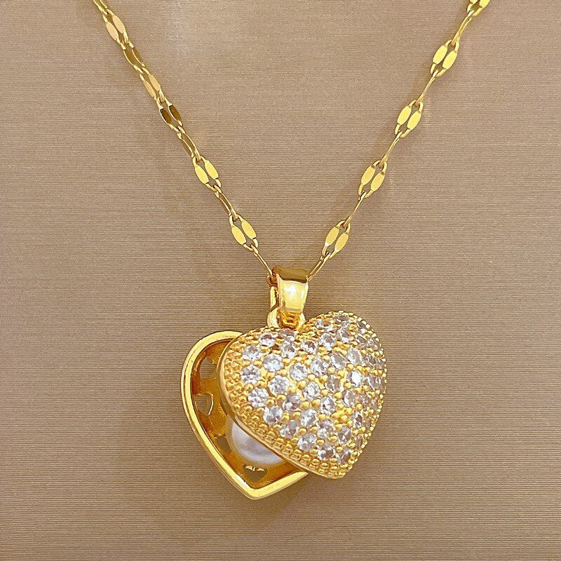 Colar com Pingente Coração Dourado Cravejado