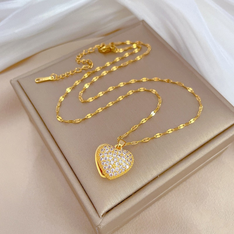 Colar com Pingente Coração Dourado Cravejado