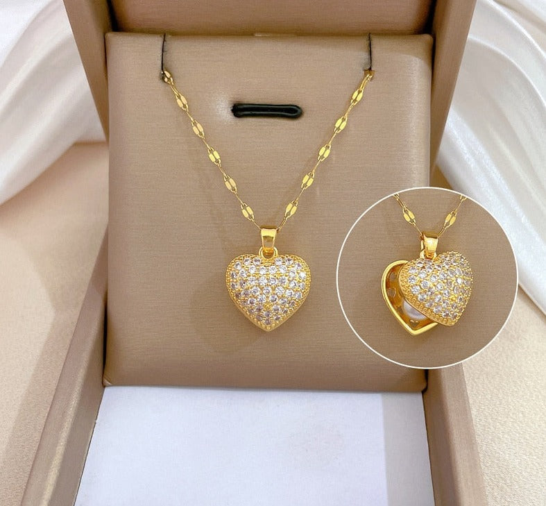 Colar com Pingente Coração Dourado Cravejado