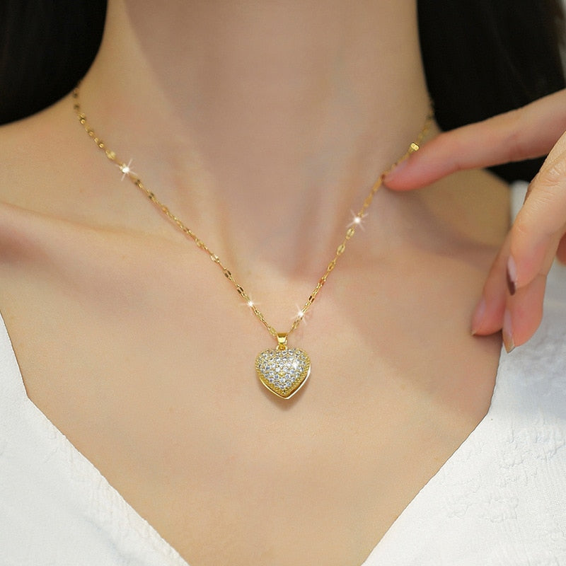 Colar com Pingente Coração Dourado Cravejado